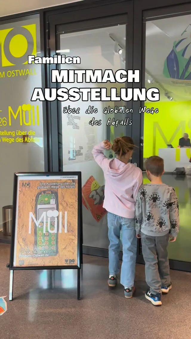 *Anzeige / Eine Ausstellung über Müll … und die Kids waren begeistert ♻️

Wir hätten ehrlich gesagt nicht gedacht, dass dieses Thema für Kinder so spannend sein kann — aber das @museumostwall hat’s geschafft.

Die Ausstellung zeigt auf kreative und manchmal überraschende Weise, was weltweit mit unserem Müll passiert und welche Wege Abfall eigentlich zurücklegt.

Mit den Olchis wird das Ganze richtig kindgerecht. Denn mal ehrlich: Wer kennt sich besser mit Müll aus als die Olchis? 

Besonders toll fanden wir das Mitmach-Heft mit kleinen Aufgaben, Fragen und Stationen durch die Ausstellung. So waren die Kids die ganze Zeit beschäftigt und wirklich neugierig dabei. Außerdem gibt es viele kreative Upcycling-Ideen als Inspiration zum Nachmachen für zuhause.

Die Ausstellung ist nicht riesig, aber genau deshalb perfekt für Kinder — entspannt, nicht überfordernd und trotzdem voller spannender Kunstwerke und Überraschungen.

Und das Beste zum Schluss: Die Kids bekommen sogar noch Stempel & Tattoos! 

💡 Tipp: Plant mindestens 1,5 Stunden ein, damit ihr euch die Ausstellung ganz in Ruhe anschauen könnt. Es gibt außerdem gemütliche Ecken, in denen man durch Olchi-Bücher blättern kann.

📍 Wo: @museumostwall, Ebene 6 📅 Wann: 27.03.2026 – 26.07.2026 🎟️ Eintritt: 9 € / 5 € ermäßigt 👨‍👩‍👧‍👦 Familiensonntag: 2 Erwachsene + max. 3 Kinder bis einschließlich 17 Jahren = 15 €

Weitere Infos, Tickets & Öffnungszeiten findet ihr beim @museumostwall 

Wir wünschen euch einen krötigen Besuch! 

Museum Ostwall
Dortmund
Ausstellung 
Familienzeit
